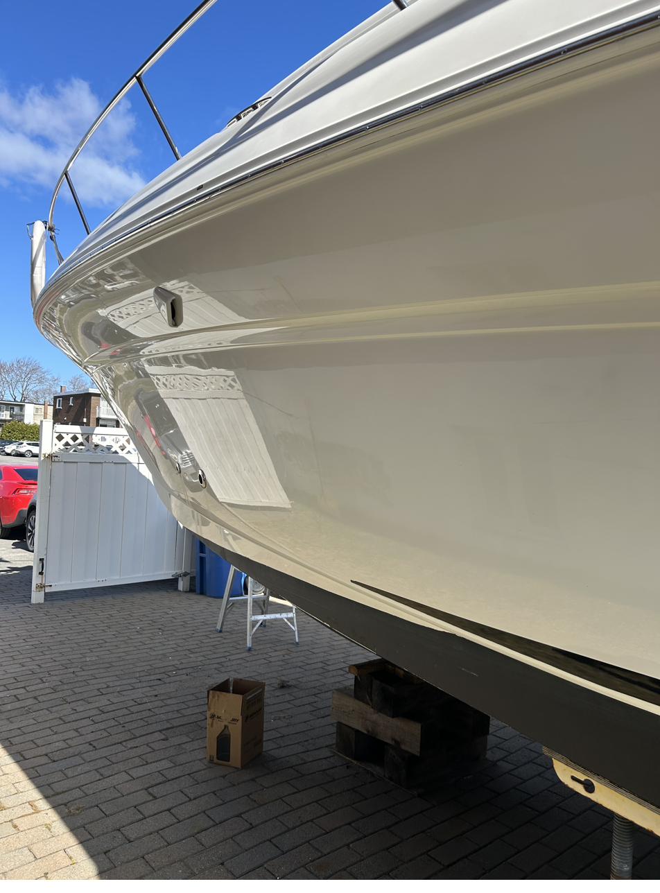 Polissage bateau — coque fibre de verre avec finish miroir
