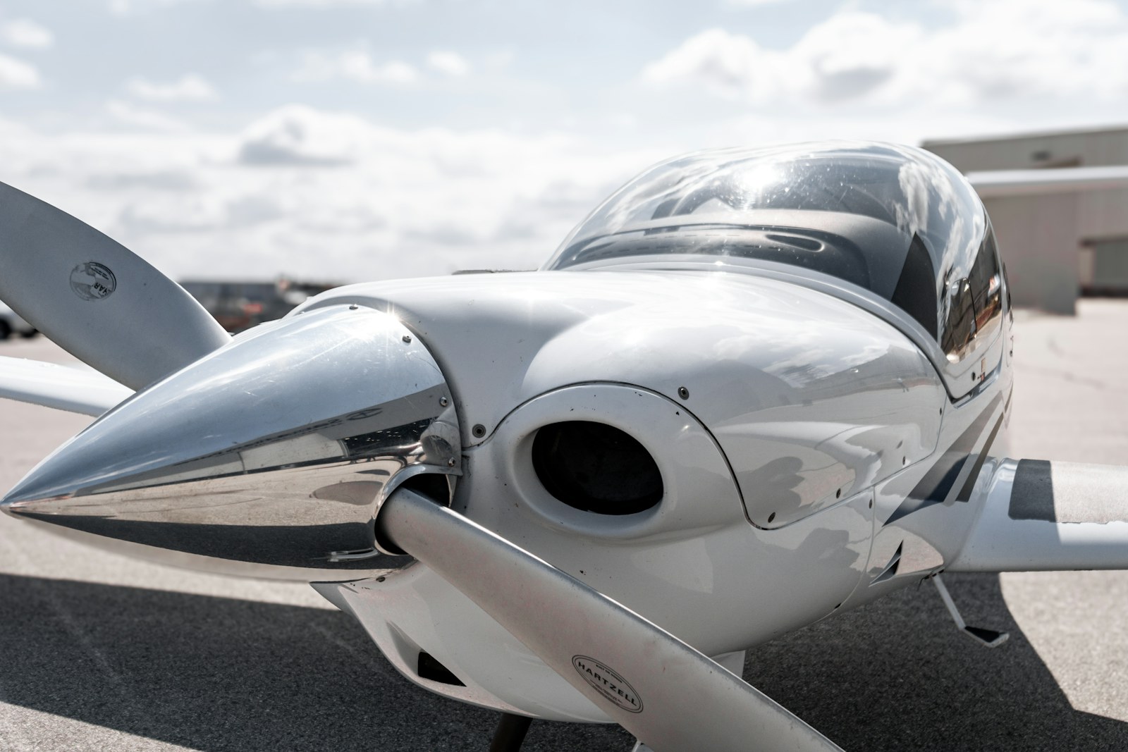 Nez d'avion monomoteur avec casserole d'hélice polie miroir