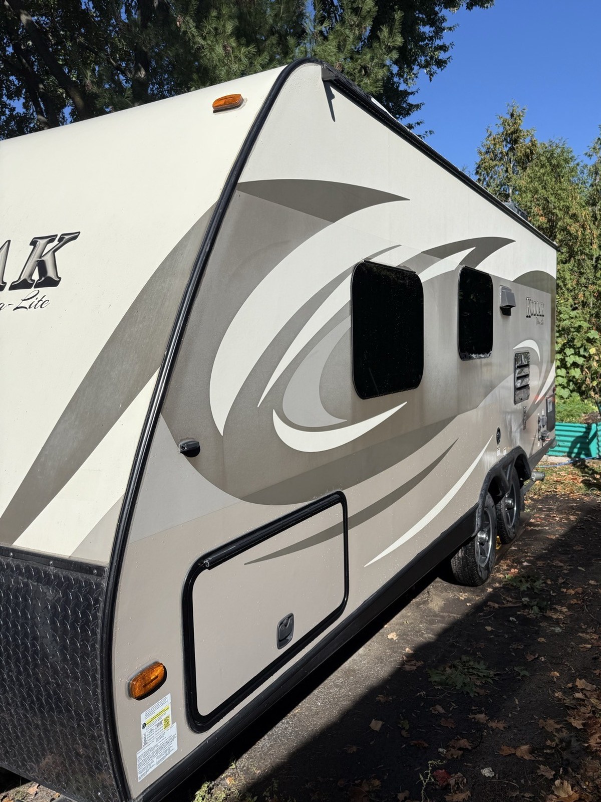 Roulotte Kodiak Ultra-Lite avant polissage, vue avant