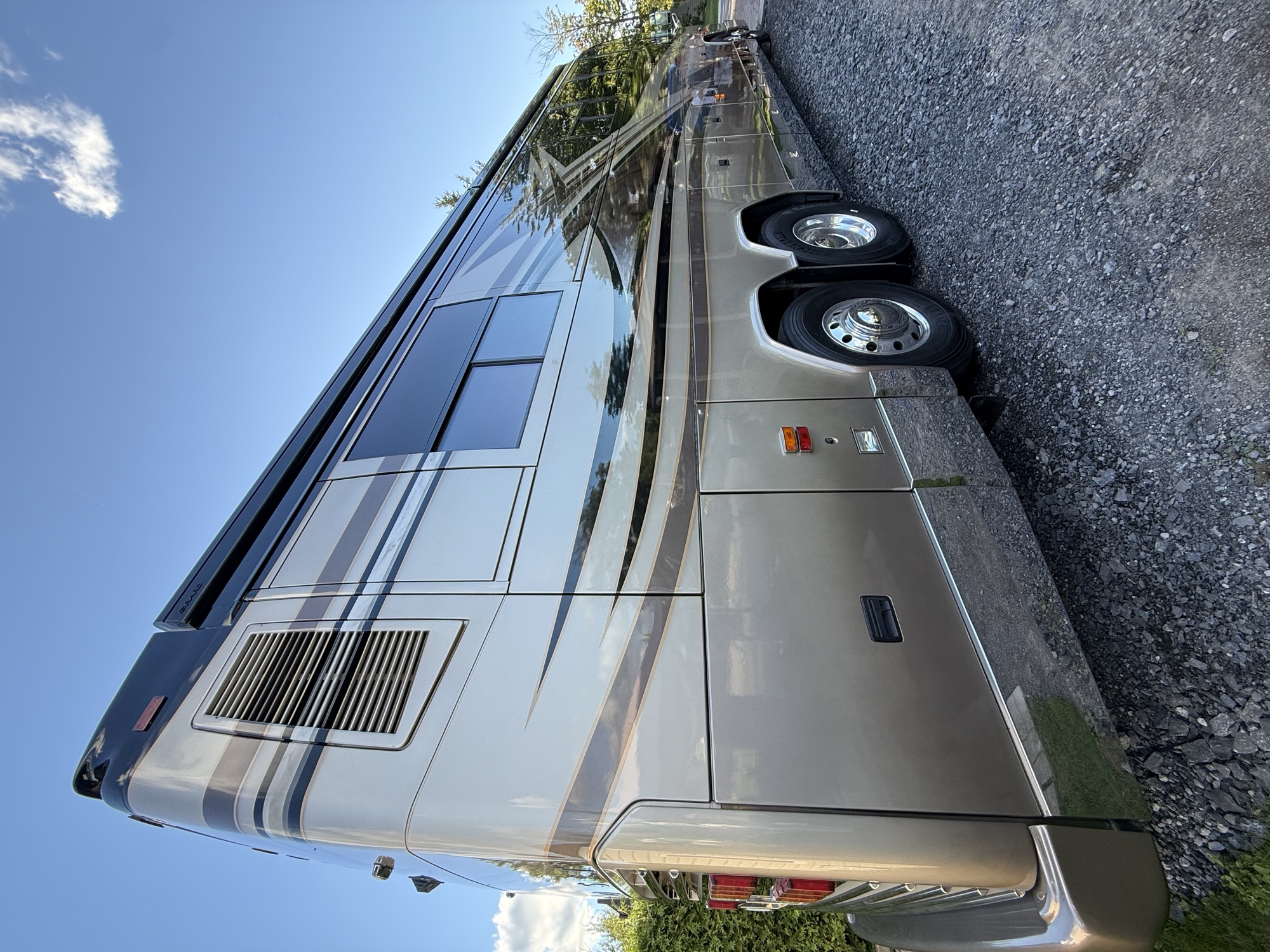 Vue arrière de l'autocar Prevost après polissage, réalisation Unipolissage Marine et Récréatif