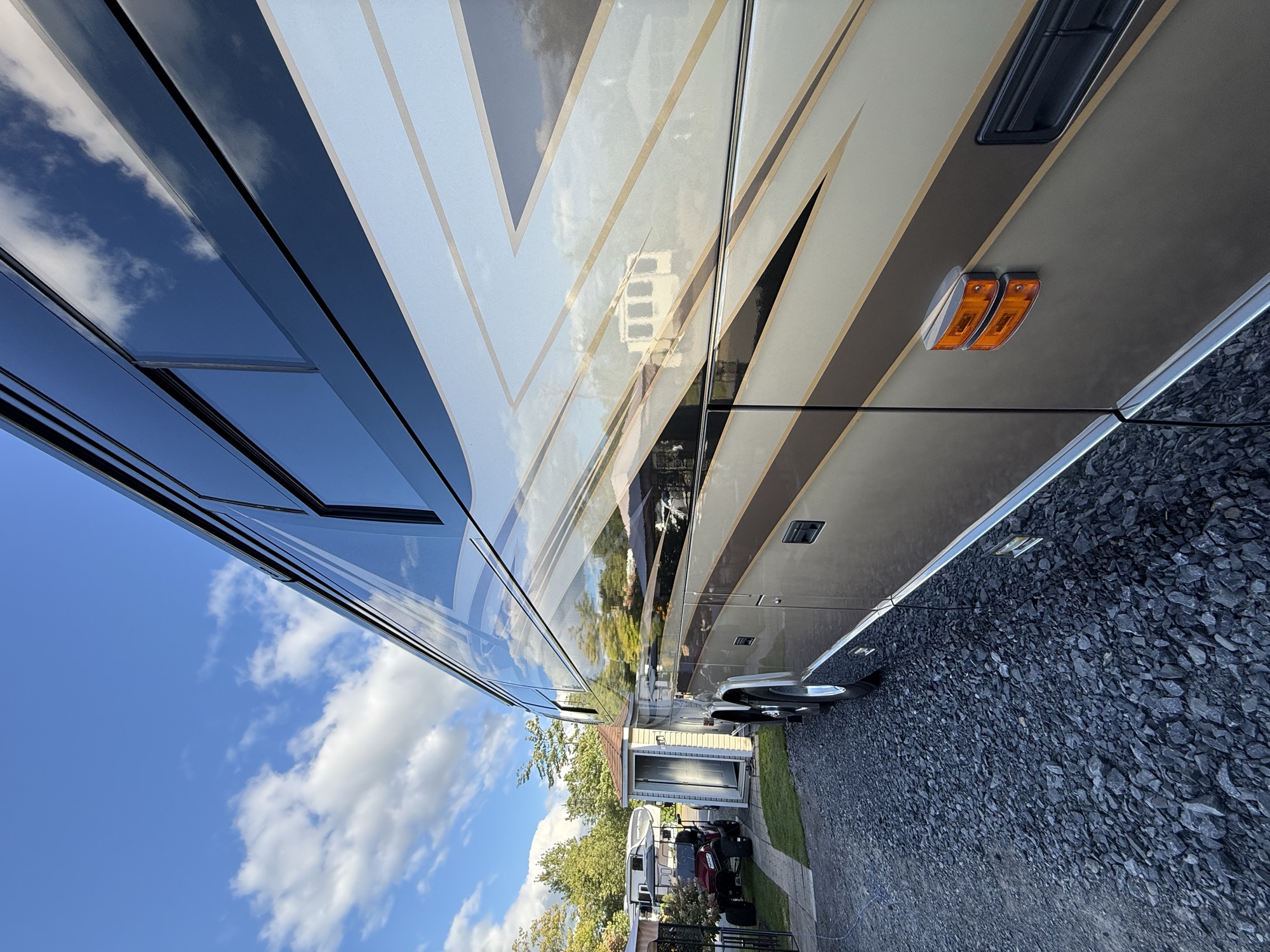 Détail du lustre sur l'autocar Prevost après polissage, réalisation Unipolissage Marine et Récréatif