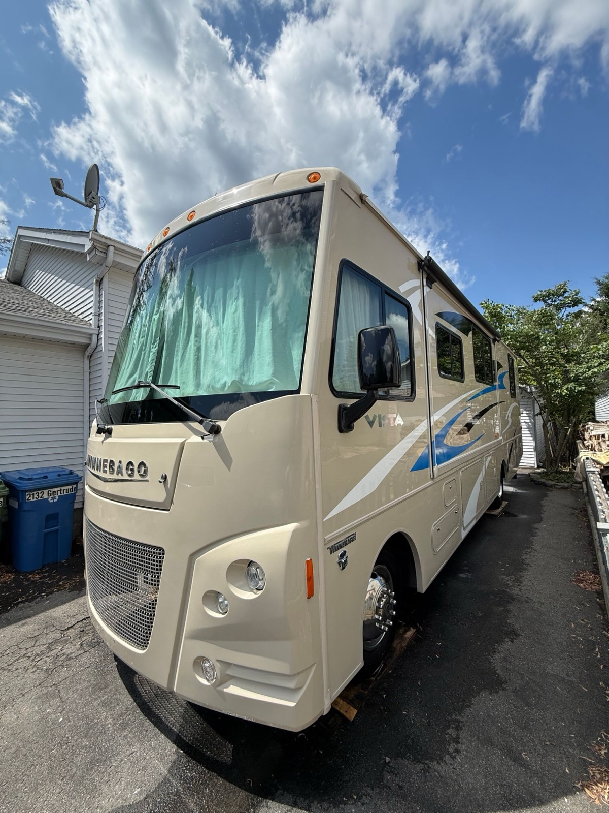 Motorisé Winnebago Vista après polissage, lustre restauré