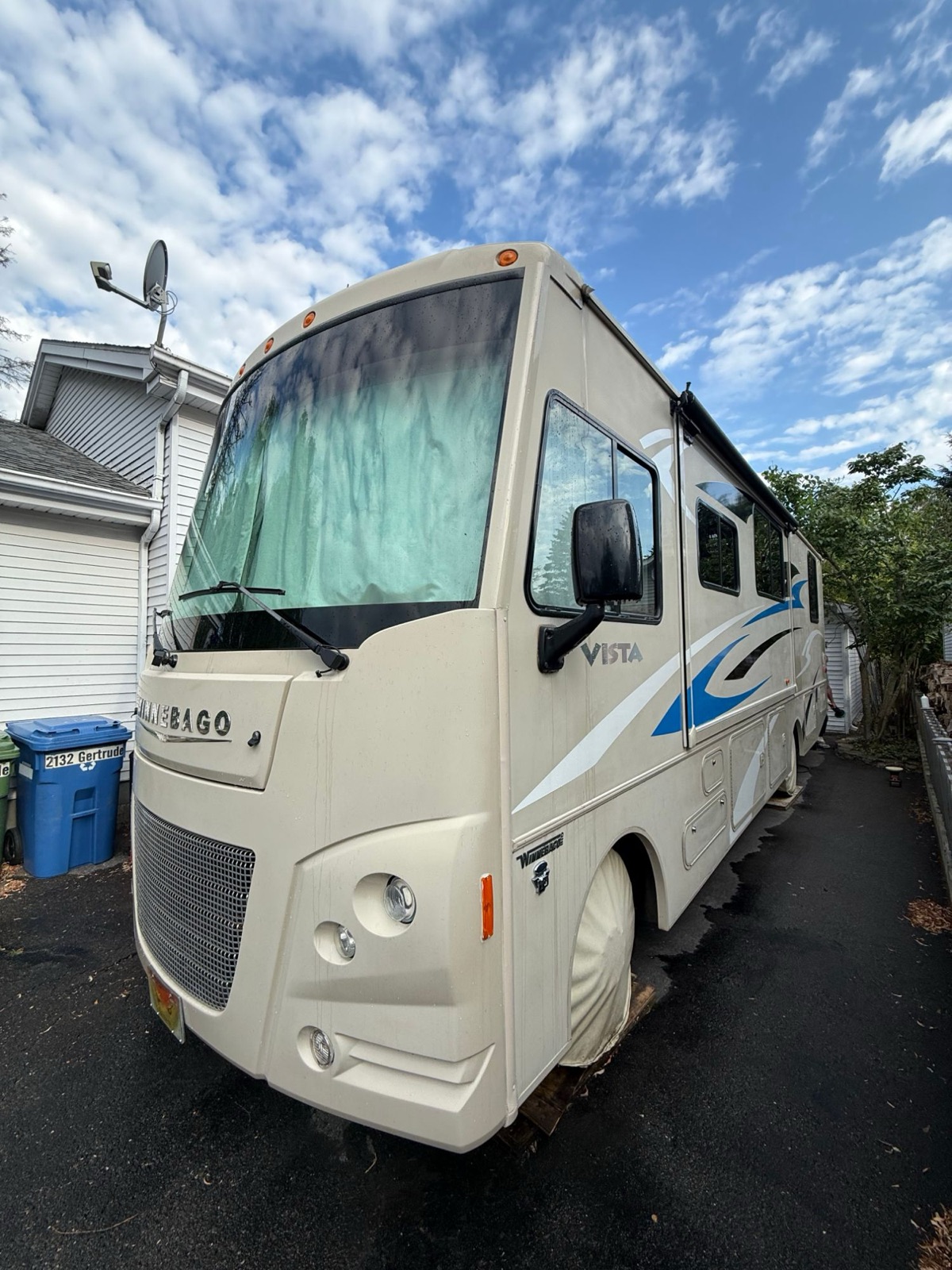 Motorisé Winnebago Vista avant polissage, fini terne et oxydé
